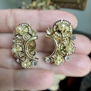 Vintage Lisner Clip Earrings‎ 1 Inch Flowers Faux Pearls Rhinestones Gold Plated